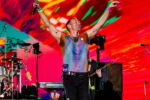 WATCH: Busker duets with Chris Martin – despite having no idea it’s really the Coldplay frontman
