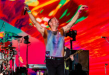 WATCH: Busker duets with Chris Martin – despite having no idea it’s really the Coldplay frontman