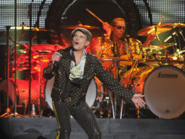 David-Lee-Roth-Alex-Van-Halen402000x1500