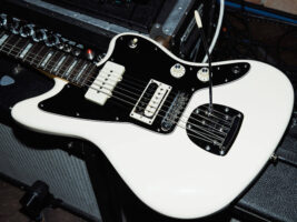 fender-kim-gordon-jazzmaster402000x1500